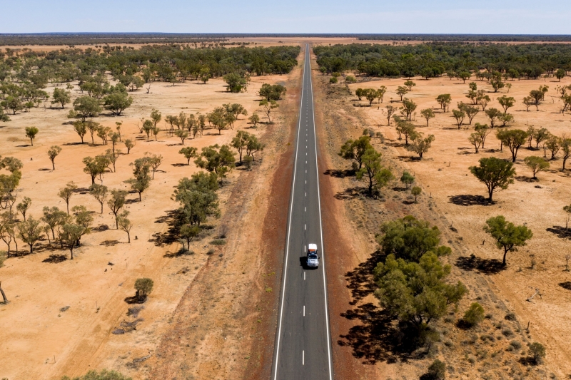 Auto fährt auf dem Matilda Way im Outback von Queensland © Tourism and Events Queensland  Auto fährt auf dem Matilda Way im Outback von Queensland © Tourism and Events Queensland