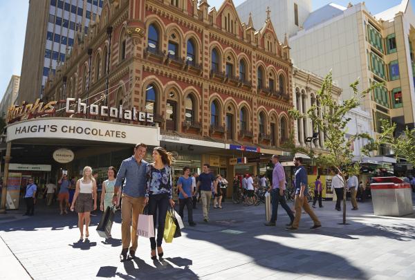 Paar beim Shoppen in der Rundle Mall in Adelaide © Adam Bruzzone