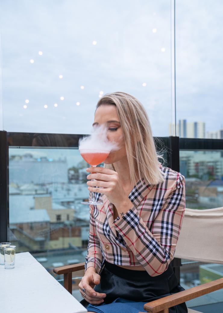 Frau trinkt einen Cocktail im Cielo Rooftop in Brisbane © Cielo Rooftop Frau trinkt einen Cocktail im Cielo Rooftop in Brisbane © Cielo Rooftop