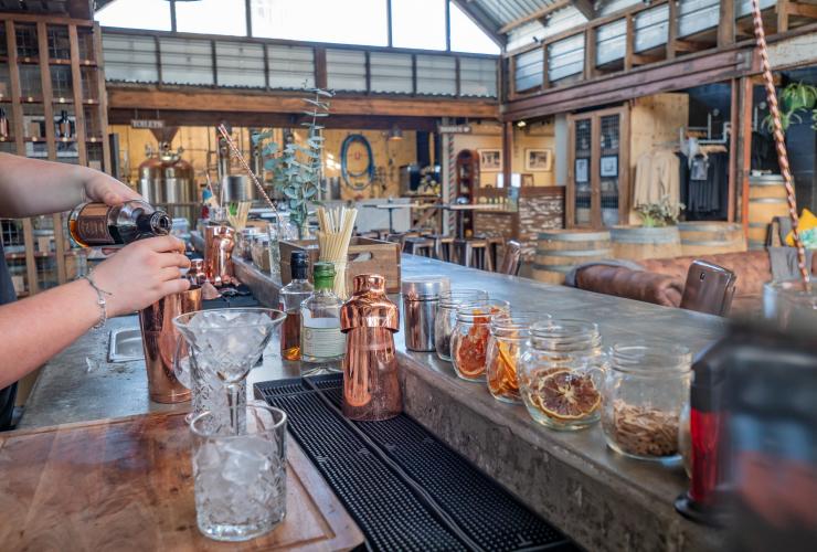Cocktailherstellung in Granddad Jacks Craft Distillery an der Gold Coast © Tourism Australia Cocktailherstellung in Granddad Jacks Craft Distillery an der Gold Coast © Tourism Australia