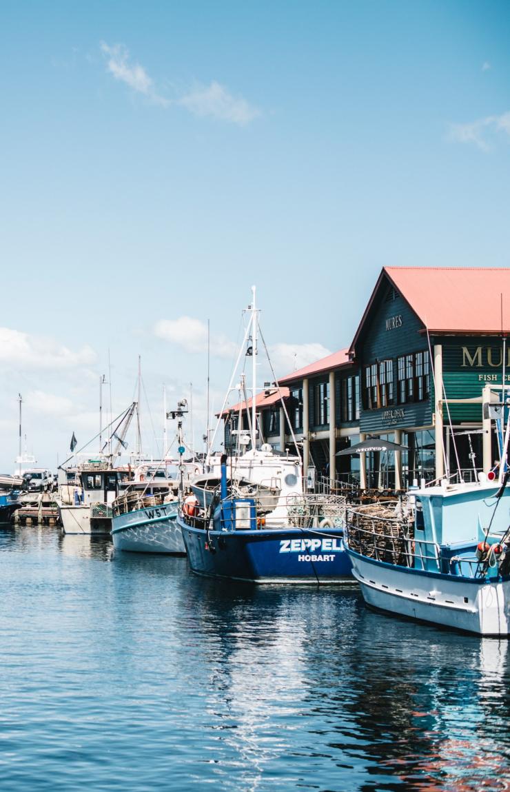 Blaue Boote im ruhigen Wasser von Hobart Harbour in Hobart, Tasmanien © Adam Gibson Blaue Boote im ruhigen Wasser von Hobart Harbour in Hobart, Tasmanien © Adam Gibson
