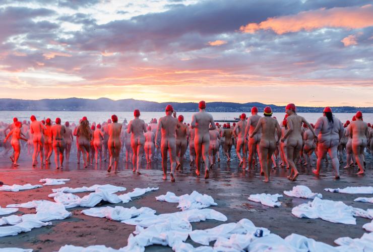 Nacktschwimmen zur Wintersonnenwende, Dark Mofo, Hobart, Tasmanien © Dark Mofo/Jesse Hunniford Nacktschwimmen zur Wintersonnenwende, Dark Mofo, Hobart, Tasmanien © Dark Mofo/Jesse Hunniford