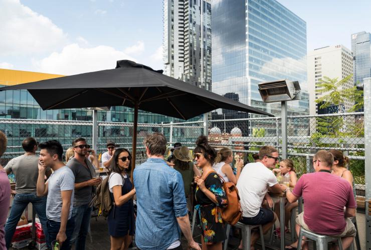 Gruppe von Menschen in der Rooftop Bar im Curtin House in Melbourne © Visit Victoria Gruppe von Menschen in der Rooftop Bar im Curtin House in Melbourne © Visit Victoria