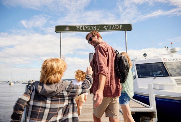 Familie am Belmont Wharf, Belmont, New South Wales © Destination NSW Familie am Belmont Wharf, Belmont, New South Wales © Destination NSW