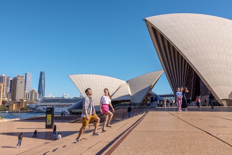 Ein Paar geht am Vorplatz des Sydney Opera House, Sydney, New South Wales entlang © Tourism Australia Ein Paar geht am Vorplatz des Sydney Opera House, Sydney, New South Wales entlang © Tourism Australia