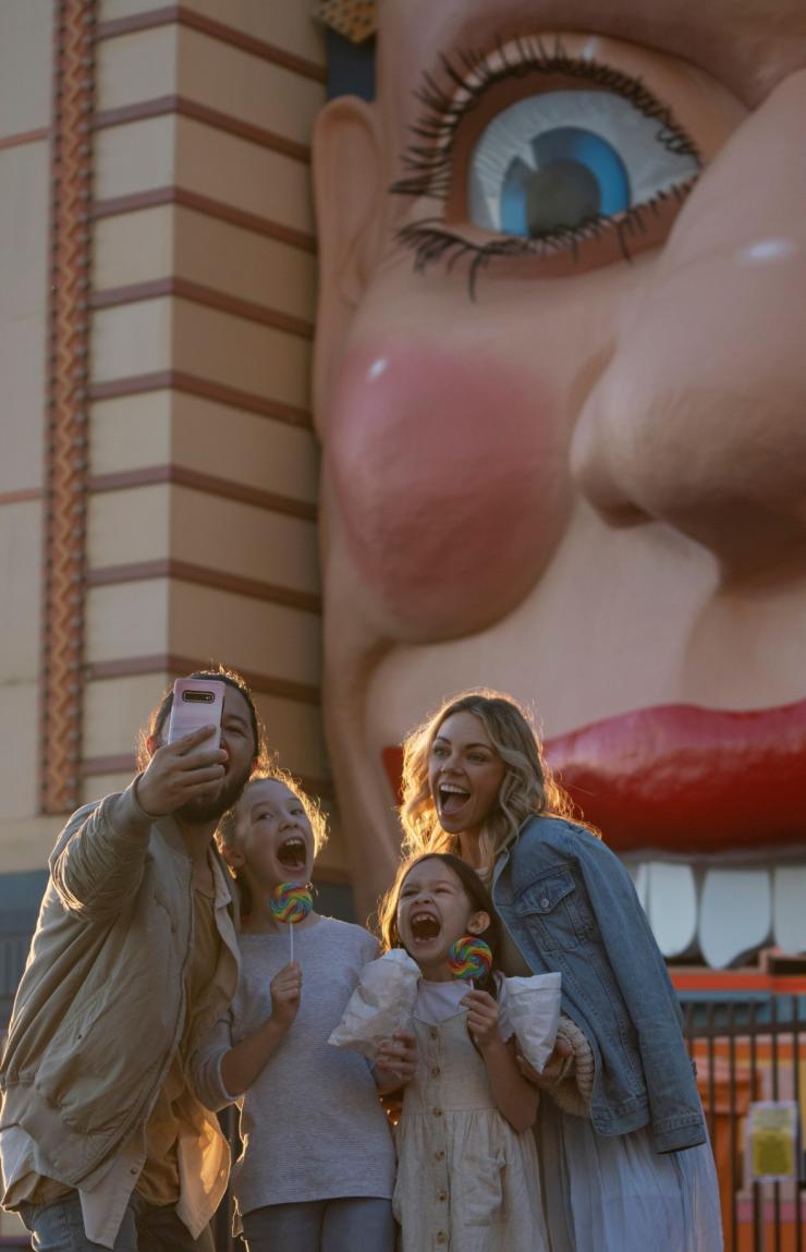 Familie im Luna Park, Sydney, New South Wales© Destination NSW Familie im Luna Park, Sydney, New South Wales© Destination NSW