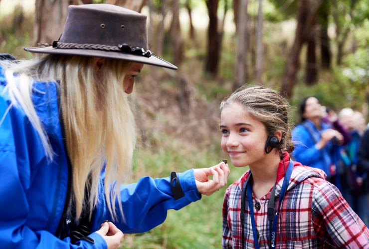 Ein Kind mit einem Headset mit einem Reiseführer von Wildlife Wonders, Great Ocean Road, Victoria © Tourism Australia/Wildlife Wonders