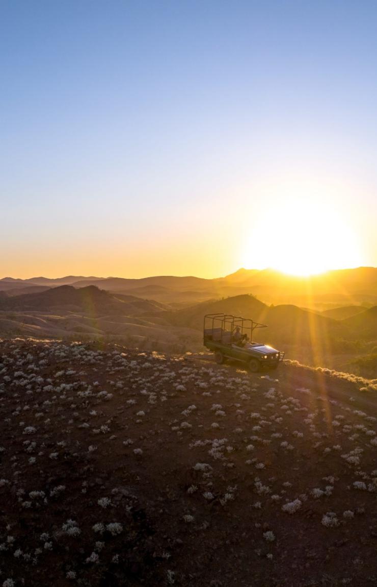 Ein Allradfahrzeug fährt über die Gipfel der zerklüfteten Arkaba Conservancy, Flinders Ranges, Südaustralien © Isaac Foreman Ein Allradfahrzeug fährt über die Gipfel der zerklüfteten Arkaba Conservancy, Flinders Ranges, Südaustralien © Isaac Foreman