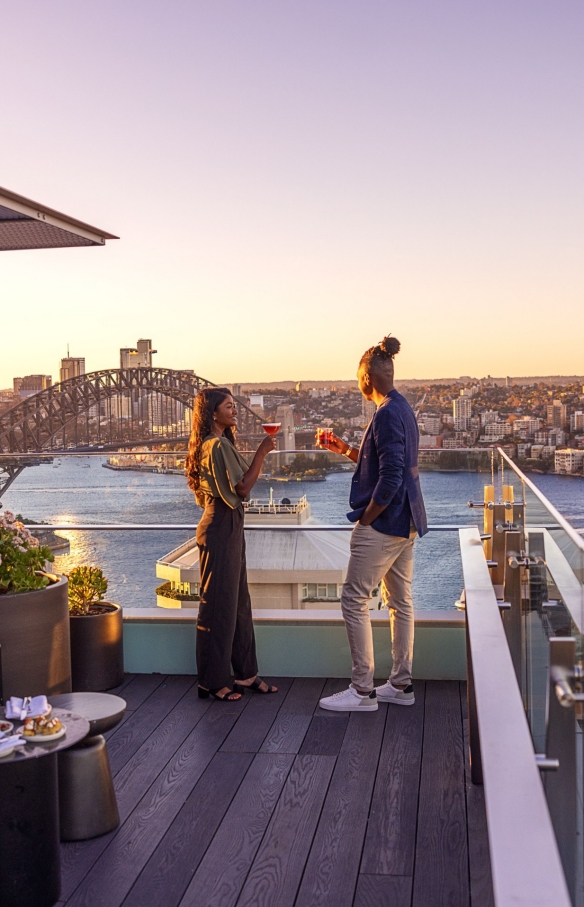 Rooftop-Bar „Aster Bar“ mit Blick auf die Harbour Bridge und das Opera House, Sydney, New South Wales © Tourism Australia