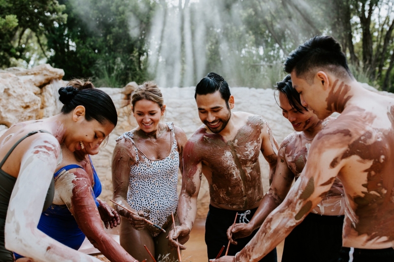 Eine Gruppe von Freunden nimmt an einer Wellnessbehandlung mit Ton in den Peninsula Hot Springs teil © Peninsula Hot Springs  Eine Gruppe von Freunden nimmt an einer Wellnessbehandlung mit Ton in den Peninsula Hot Springs teil © Peninsula Hot Springs