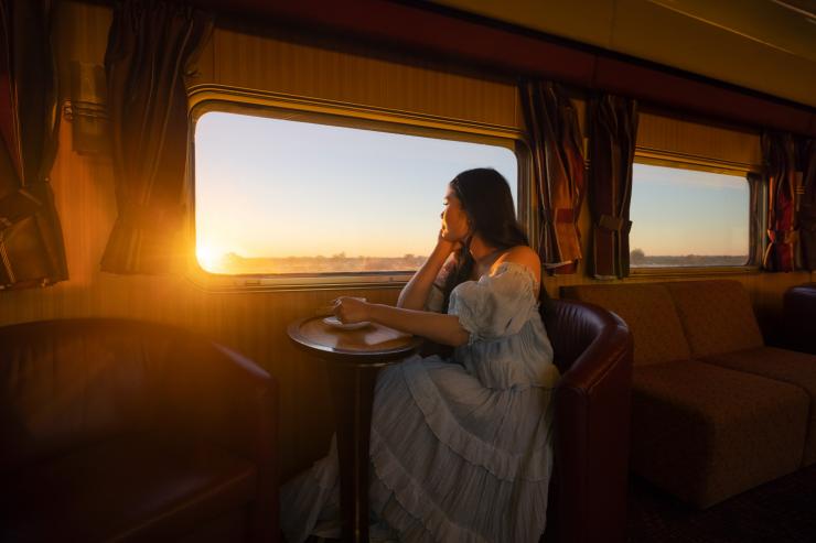 Frau genießt ein heißes Getränk an Bord des Ghan © Tourism NT, Daniel Tran