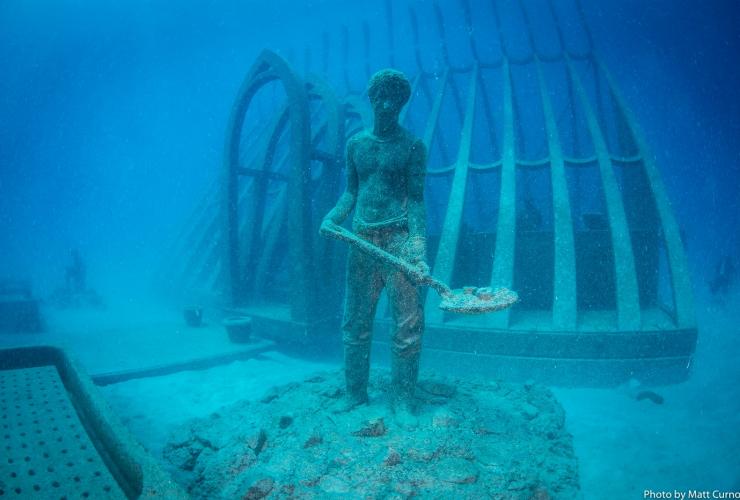 Eine Unterwasserskulptur im Museum of Underwater Art © Matt Curnock Eine Unterwasserskulptur im Museum of Underwater Art © Matt Curnock