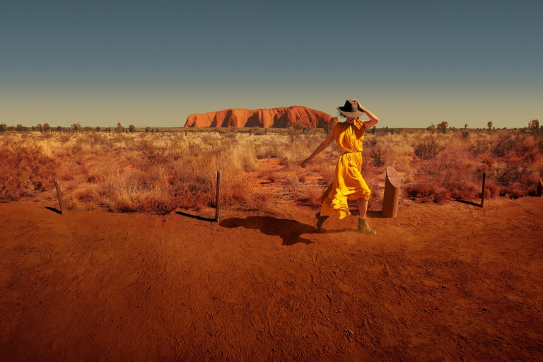 Frau, die um den Fuß des Uluru wandert, im Uluru-Kata Tjuta National Park im Northern Territory © Tourism Australia Frau, die um den Fuß des Uluru wandert, im Uluru-Kata Tjuta National Park im Northern Territory © Tourism Australia