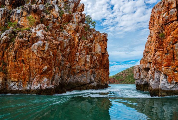 Blick von einem Boot aus, das durch die roten Felsen der Horizontal Falls in der Kimberley Region fährt © Lauren Bath Blick von einem Boot aus, das durch die roten Felsen der Horizontal Falls in der Kimberley Region fährt © Lauren Bath