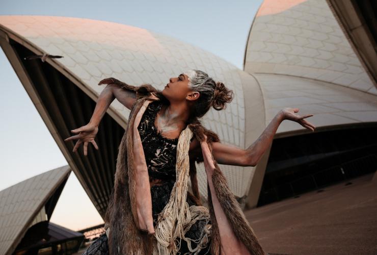 Die Tänzerin des Bangarra Dance Theatre, Lillian Banks, tritt vor dem Sydney Opera House auf © Bangarra Dance Theatre/Daniel Boud Die Tänzerin des Bangarra Dance Theatre, Lillian Banks, tritt vor dem Sydney Opera House auf © Bangarra Dance Theatre/Daniel Boud
