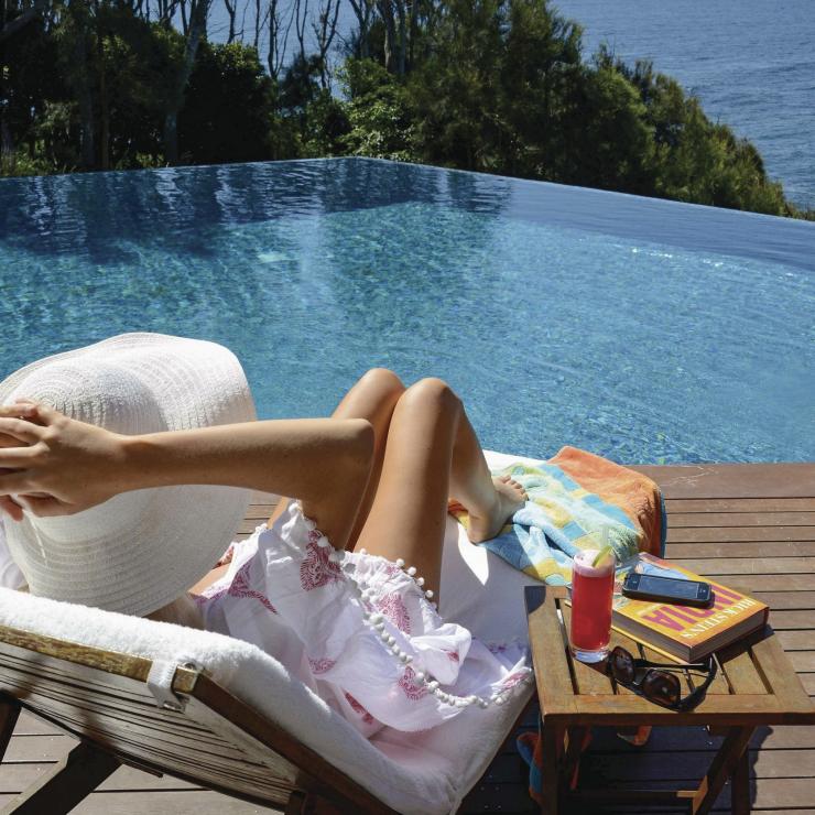 Frau entspannt sich am Infinity-Pool mit Meerblick im Bannisters by the Sea, Mollymook Beach an der Südküste © Bannisters Hotel Frau entspannt sich am Infinity-Pool mit Meerblick im Bannisters by the Sea, Mollymook Beach an der Südküste © Bannisters Hotel