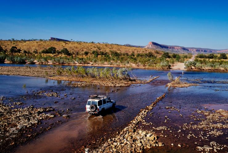 Luftaufnahme eines Geländewagens, der durch eine Furt an der Pentecost River Crossing in Westaustralien fährt © Tourism Western Australia Luftaufnahme eines Geländewagens, der durch eine Furt an der Pentecost River Crossing in Westaustralien fährt © Tourism Western Australia