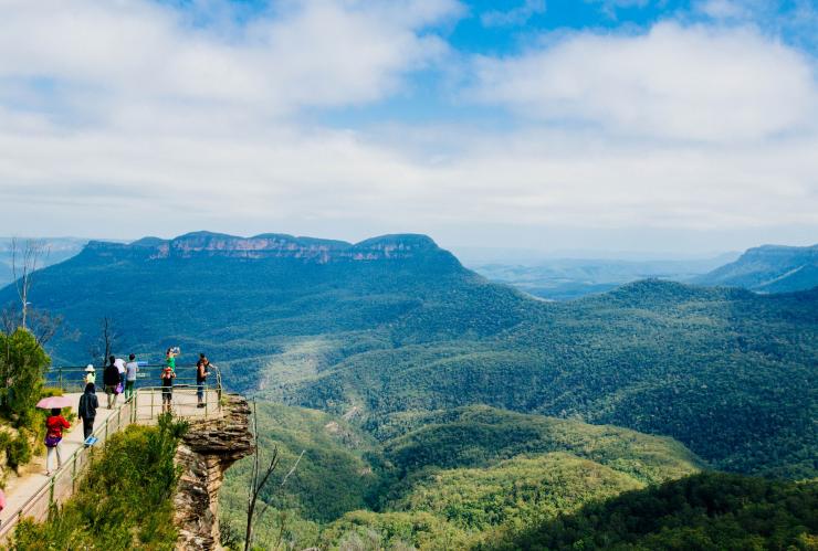 Grünes Tal in den Blue Mountains mit Blick auf die drei Gipfel der Felsformation Three Sisters © Destination NSW Grünes Tal in den Blue Mountains mit Blick auf die drei Gipfel der Felsformation Three Sisters © Destination NSW
