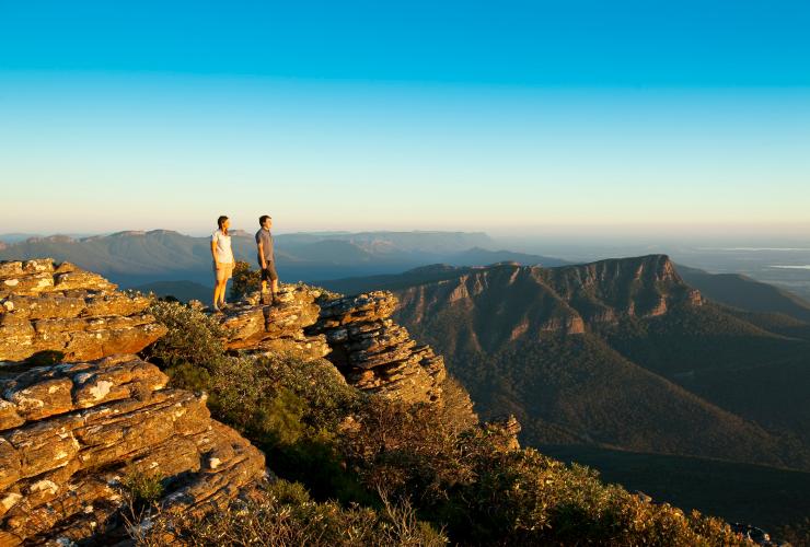 Paar auf dem Gipfel von Mt William mit Blick auf die Grampians in Victoria © Robert Blackburn Paar auf dem Gipfel von Mt William mit Blick auf die Grampians in Victoria © Robert Blackburn