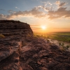 Ein Mann oben auf dem Felsen in Ubirr, Kakadu National Park © Tourism NT/Daniel Tran