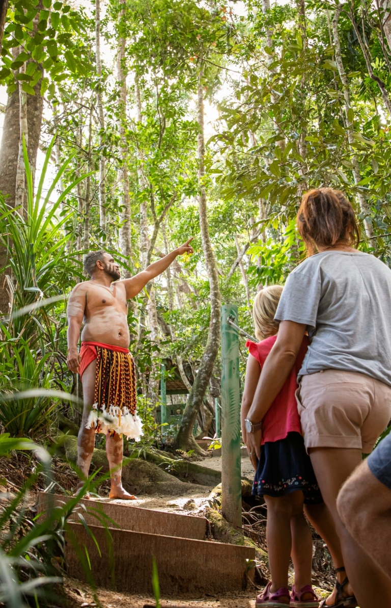 Family enjoy a Pamagirri Aboriginal Experience © Tourism Australia Family enjoy a Pamagirri Aboriginal Experience © Tourism Australia