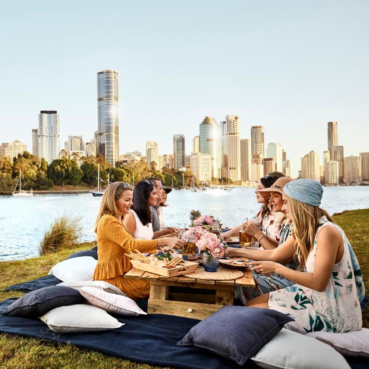 Friends having a picnic at Kangaroo Point, Queensland © Brisbane Marketing Friends having a picnic at Kangaroo Point, Queensland © Brisbane Marketing
