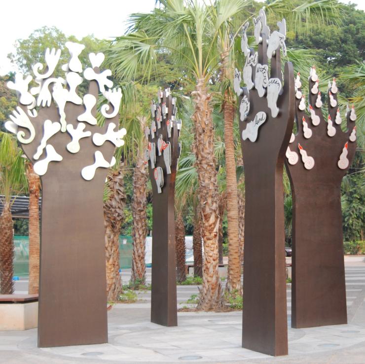 Reading the Palm Trees sculpture, Darwin, Northern Territory © Darwin Waterfront Corporation, Dadang Christanto Reading the Palm Trees sculpture, Darwin, Northern Territory © Darwin Waterfront Corporation, Dadang Christanto