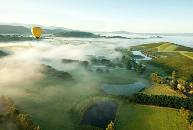 Hot air ballooning over the Yarra Valley, VIC © Visit Victoria Hot air ballooning over the Yarra Valley, VIC © Visit Victoria