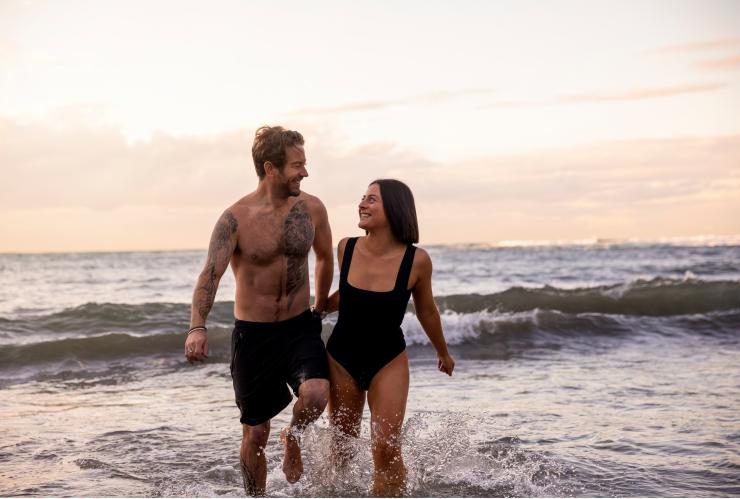 Couple at Gordons Bay beach in Sydney © Destination NSW Couple at Gordons Bay beach in Sydney © Destination NSW