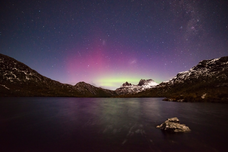 The Aurora Australis (Southern Lights) shining in purple and green hues behind the snow-capped peaks of Cradle Mountain-Lake St Clair National park, Tasmania © Pierre Destribats The Aurora Australis (Southern Lights) shining in purple and green hues behind the snow-capped peaks of Cradle Mountain-Lake St Clair National park, Tasmania © Pierre Destribats