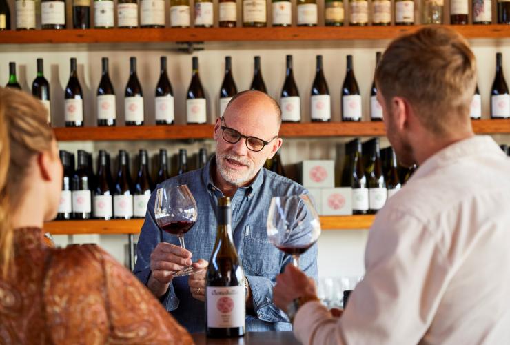 Couple enjoying a wine tasting experience at Clonakilla Wines, Murrumbateman, New South Wales © Destination NSW Couple enjoying a wine tasting experience at Clonakilla Wines, Murrumbateman, New South Wales © Destination NSW