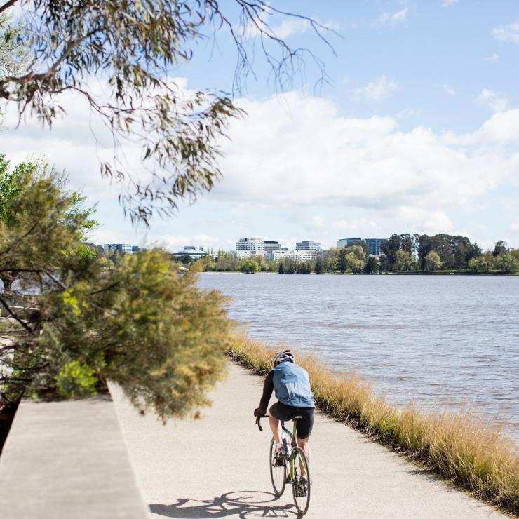 Cyclist around Lake Burley Griffin in Canberra © VisitCanberra Cyclist around Lake Burley Griffin in Canberra © VisitCanberra