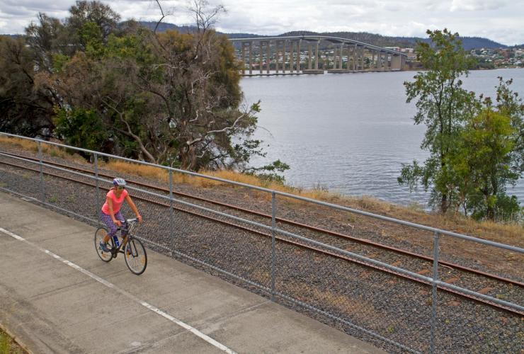 Intercity Cycleway, Hobart to Glenorchy, TAS © Andrew Bain Intercity Cycleway, Hobart to Glenorchy, TAS © Andrew Bain