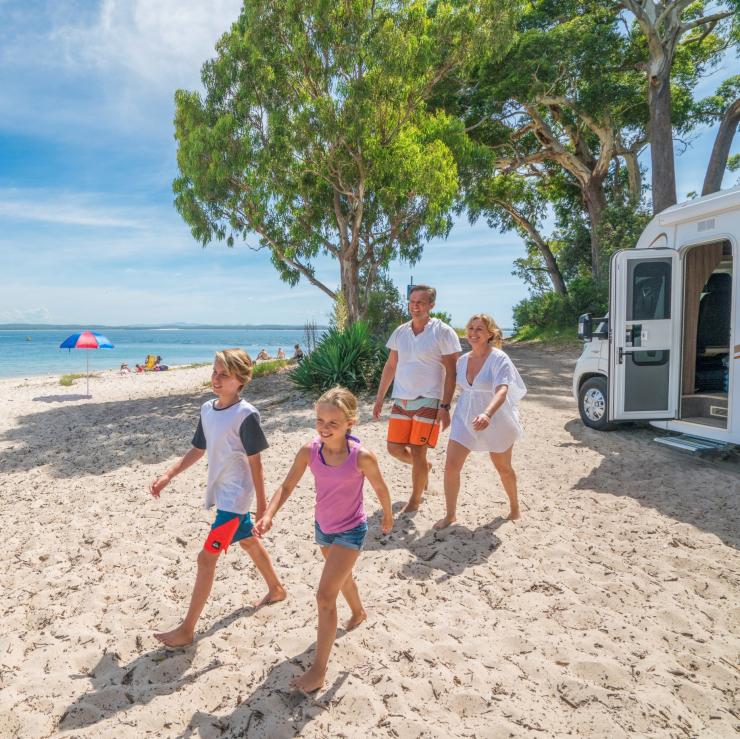 Une famille et leur camping-car garé le long de la Tilligerry Creek près du BIG4 Koala Shores Port Stephens Holiday Park © Destination NSW Une famille et leur camping-car garé le long de la Tilligerry Creek près du BIG4 Koala Shores Port Stephens Holiday Park © Destination NSW