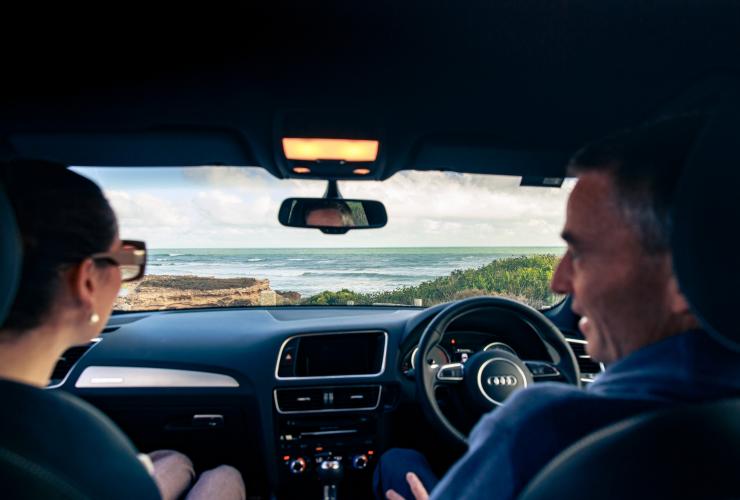 Un couple dans une voiture près de Robe © South Australian Tourism Commission Un couple dans une voiture près de Robe © South Australian Tourism Commission