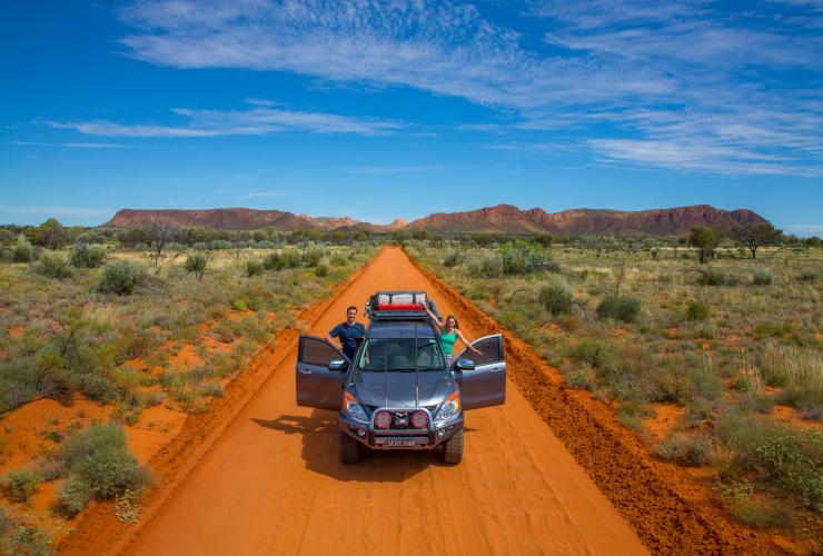 Un 4x4 sur une route de terre dans le Centre Rouge © Offroad Images/Tourism NT Un 4x4 sur une route de terre dans le Centre Rouge © Offroad Images/Tourism NT