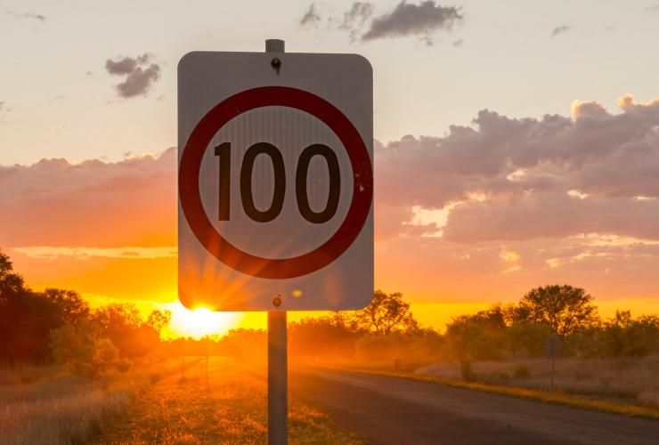 Panneau de limitation de vitesse à 100km/h près de Winton © Lauren Bath Panneau de limitation de vitesse à 100km/h près de Winton © Lauren Bath