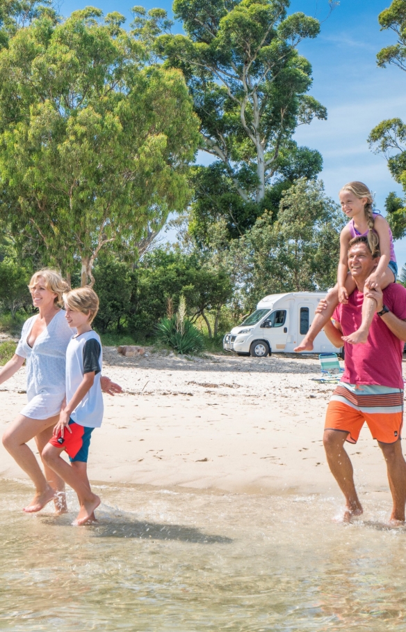 Famille se promenant le long de la Tilligerry Creek © Destination NSW 