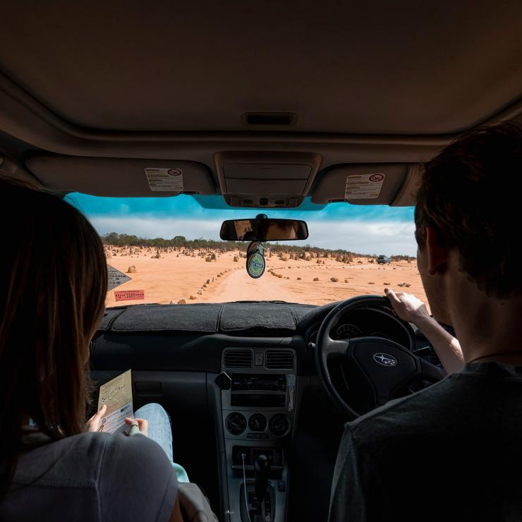Couple traversant les Pinnacles © Tourism Australia Couple traversant les Pinnacles © Tourism Australia