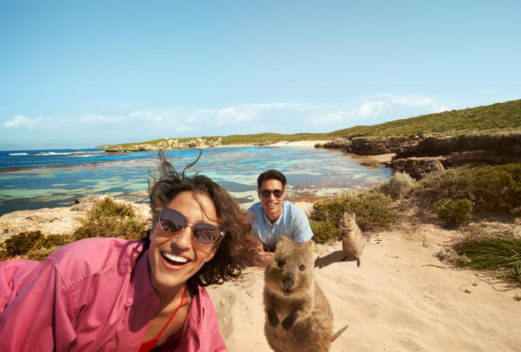 Un couple effectue un selfie avec un quokka sur Rottnest Island © Georges Antoni Un couple effectue un selfie avec un quokka sur Rottnest Island © Georges Antoni
