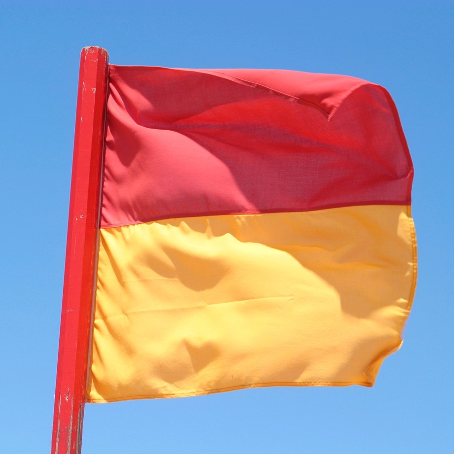 Drapeau rouge et jaune des sauveteurs © Surf Life Saving Australia