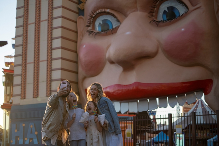 Famille à Luna Park, Sydney, Nouvelle-Galles du Sud © Destination NSW Famille à Luna Park, Sydney, Nouvelle-Galles du Sud © Destination NSW