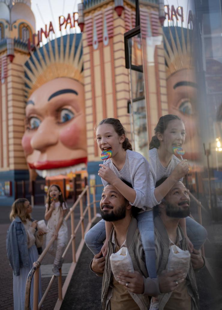 Famille à Luna Park, Sydney, Nouvelle-Galles du Sud © Destination NSW Famille à Luna Park, Sydney, Nouvelle-Galles du Sud © Destination NSW