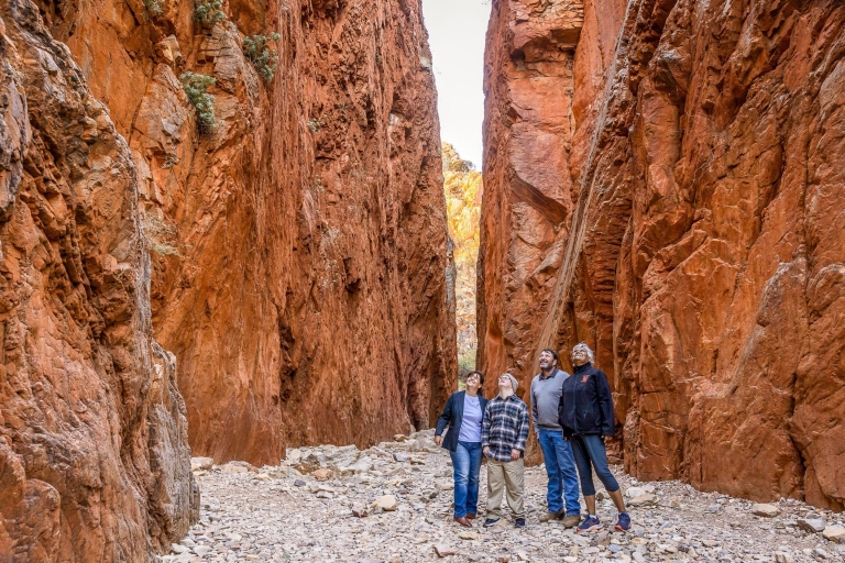 Groupe debout admirant le Standley Chasm, West MacDonnell Ranges, Territoire du Nord © Tourism NT/Helen Orr Groupe debout admirant le Standley Chasm, West MacDonnell Ranges, Territoire du Nord © Tourism NT/Helen Orr