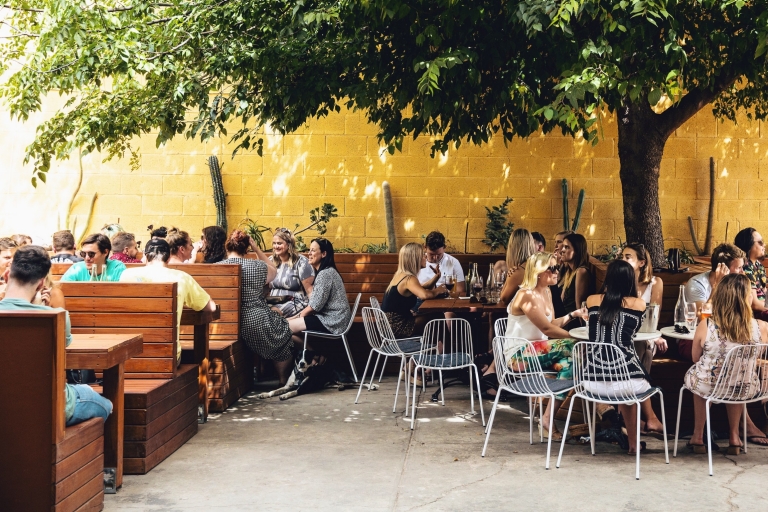 Salle à manger de plein-air du bar Oddio près de Bowden © @josiewithers / @oddiobowden Salle à manger de plein-air du bar Oddio près de Bowden © @josiewithers / @oddiobowden
