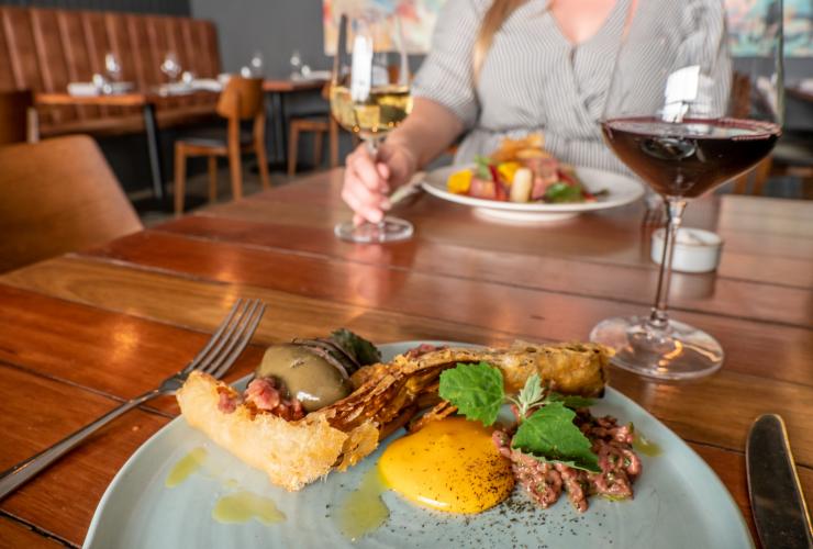 Nourriture et vin servis au City Winery de Brisbane © Tourism Australia Nourriture et vin servis au City Winery de Brisbane © Tourism Australia