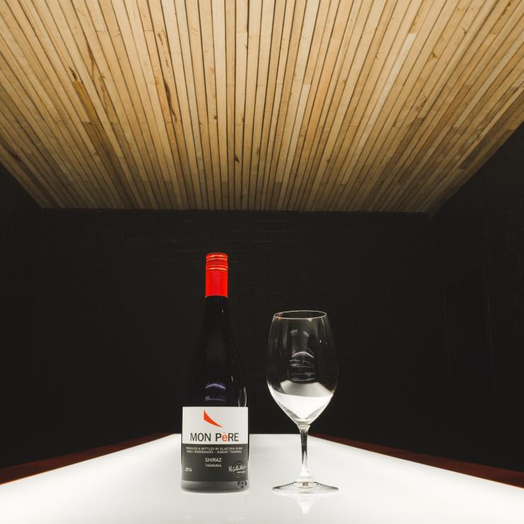 Bouteille de vin et verre à l'intérieur de la salle de dégustation de Glaetzer-Dixon Urban Winery à Hobart © Adam Gibson Photographer/Glaetzer-Dixon Bouteille de vin et verre à l'intérieur de la salle de dégustation de Glaetzer-Dixon Urban Winery à Hobart © Adam Gibson Photographer/Glaetzer-Dixon