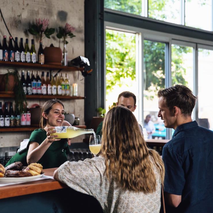 Barman servant des clients chez Oddio à Bowden © @josiewithers / @oddiobowden Barman servant des clients chez Oddio à Bowden © @josiewithers / @oddiobowden