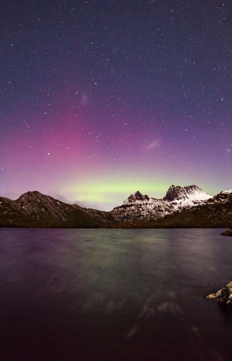 L'aurore australe brille de teintes violettes et vertes derrière les cimes enneigées du Cradle Mountain-Lake St Clair National Park, Tasmanie © Pierre Destribats L'aurore australe brille de teintes violettes et vertes derrière les cimes enneigées du Cradle Mountain-Lake St Clair National Park, Tasmanie © Pierre Destribats
