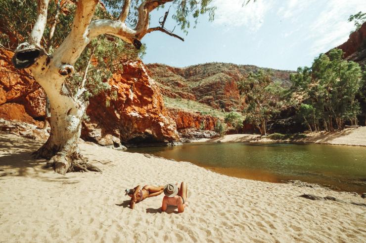 Amis se relaxant à Ormiston, West MacDonnell, Territoire du Nord © Tourism NT/Jordan Hammond 